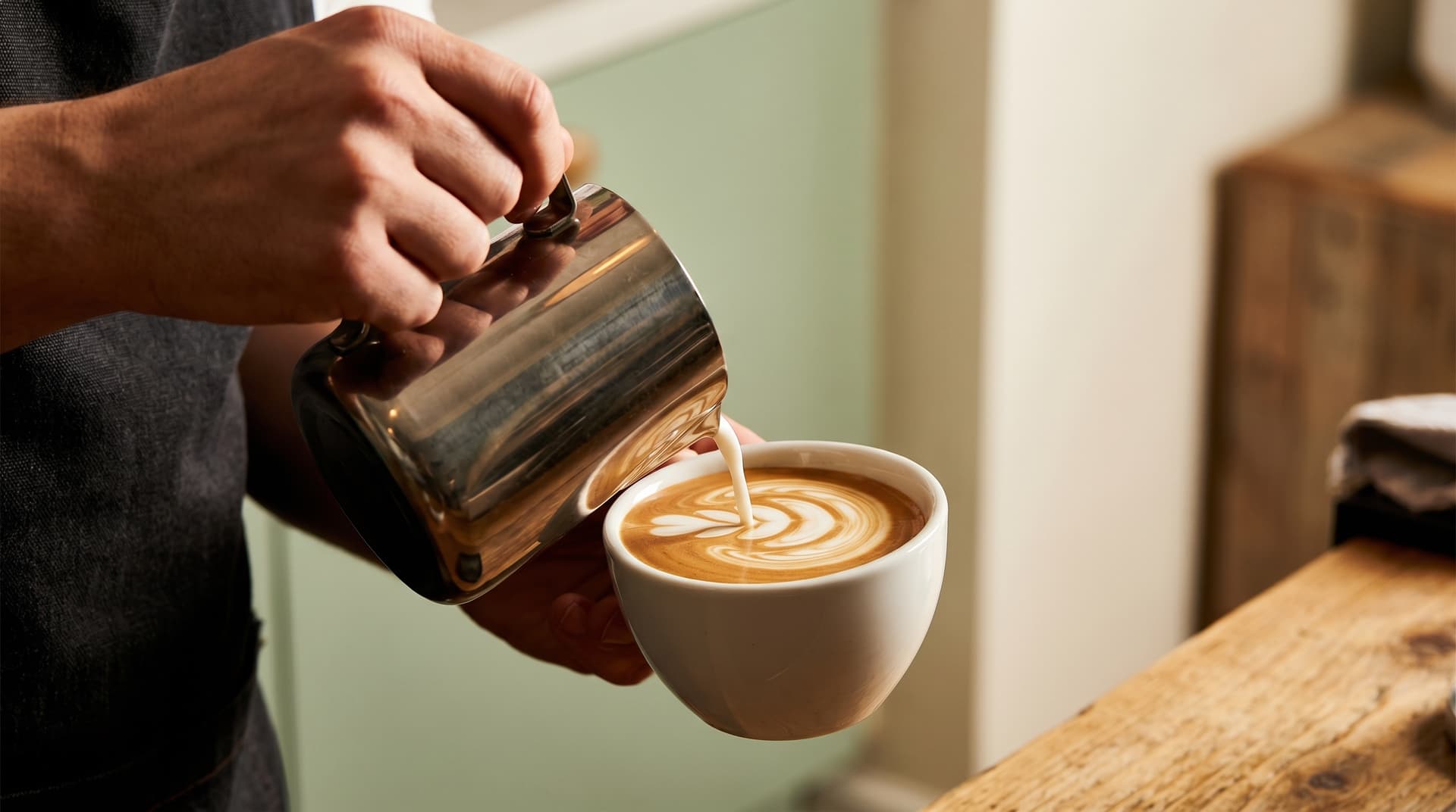 Süt pitcher'ından espresso'ya rosetta latte art dökme